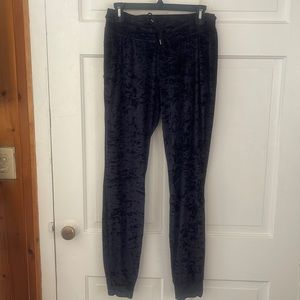 Black Lululemon “ready to crush” crushed velvet joggers size 6